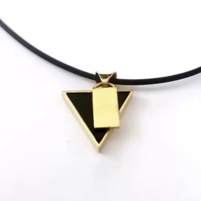 Pendente triangular patenteado em ouro 750 e ónix preto  