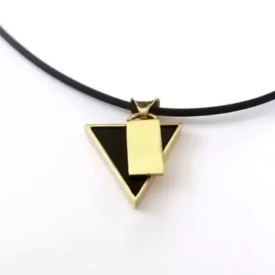 Pendente triangular patenteado em ouro 750 e ónix preto 