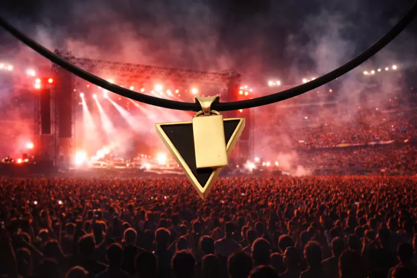 Pendente triangular patenteado em ouro 750 e ónix preto  