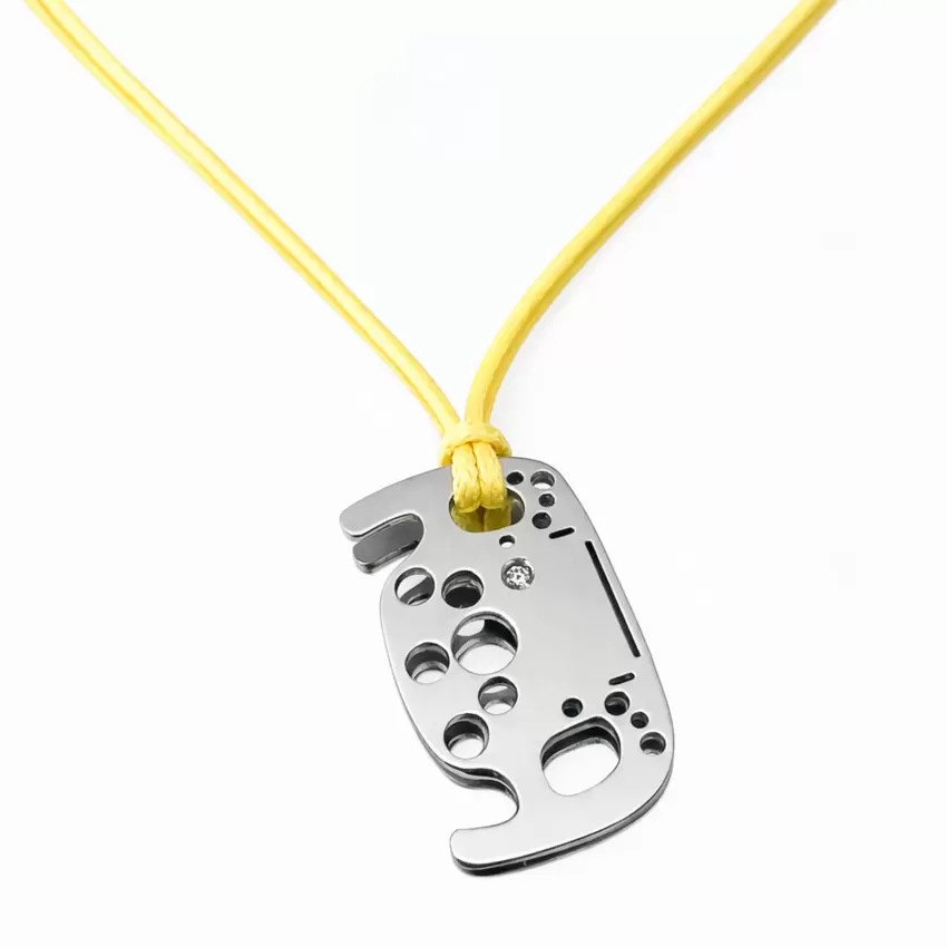 Individuell gestaltbarer Formel-1-Lenkradanhänger aus Stahl und Naturdiamant auf dem Display  