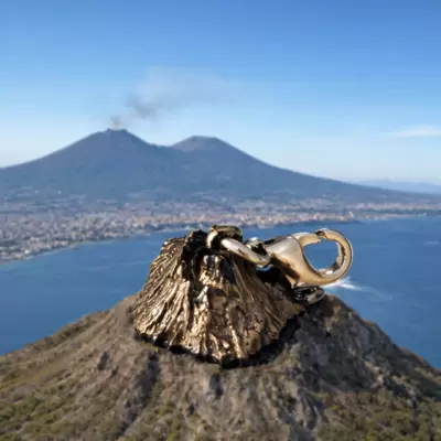 Collezione  Napoletanissimo :Ciondolo charm Vesuvio in 3D in bronzo 
