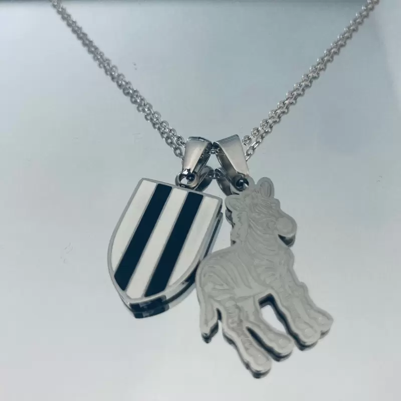 Collana charms scudetto bianco nero e zebra in acciaio
