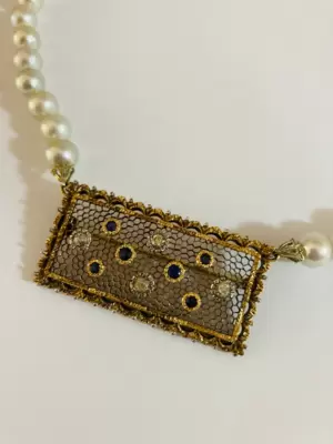 Collana di perle con centrale/spilla in oro 750 con zaffiri e diamanti 