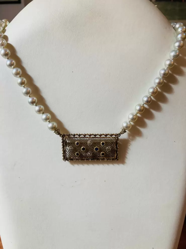 Collana di perle con centrale/spilla in oro 750 con zaffiri e diamanti