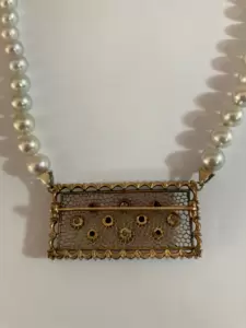Collana di perle con centrale/spilla in oro 750 con zaffiri e diamanti 