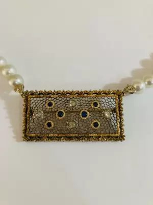 Collana di perle con centrale/spilla in oro 750 con zaffiri e diamanti 