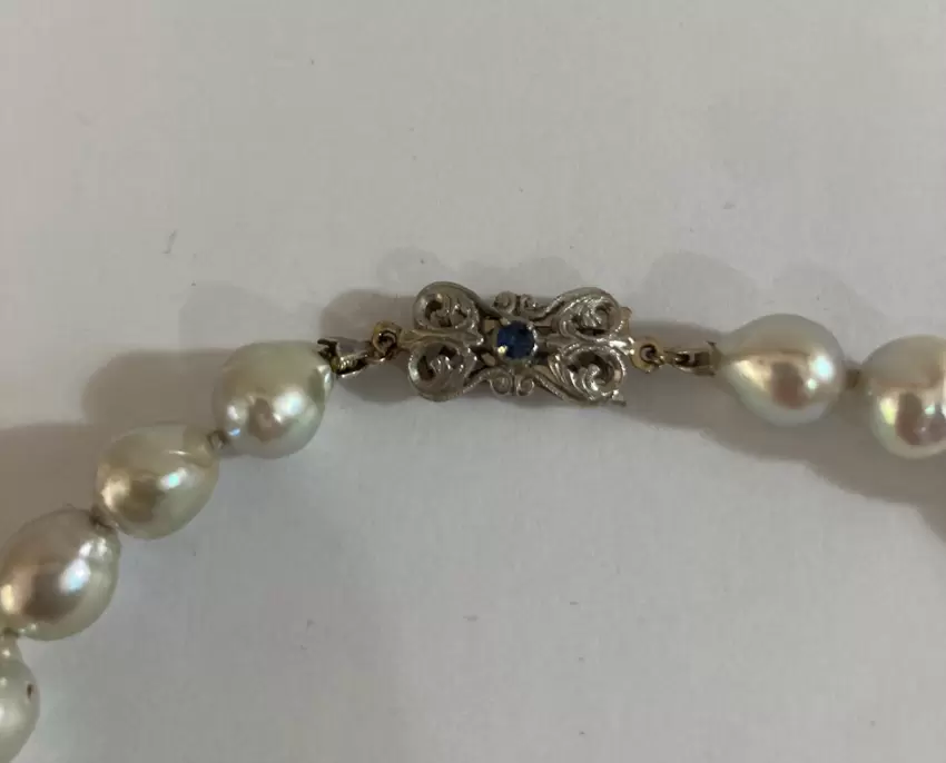 Collana di perle con centrale/spilla in oro 750 con zaffiri e diamanti  