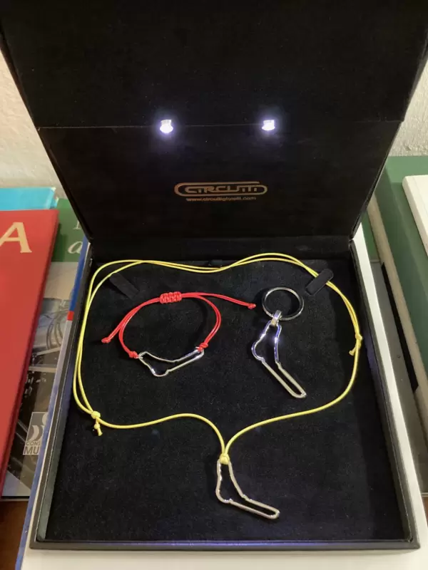 Cofanetto-regalo illuminato MONZA:portachiavi,ciondolo,braccialetto