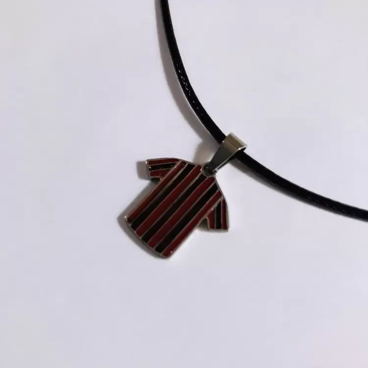Ciondolo charm maglia rosso nera in acciaio personalizzabile   