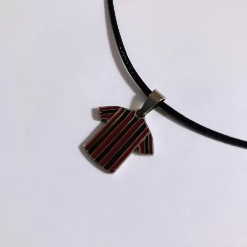 Ciondolo charm maglia rosso nera in acciaio personalizzabile 
