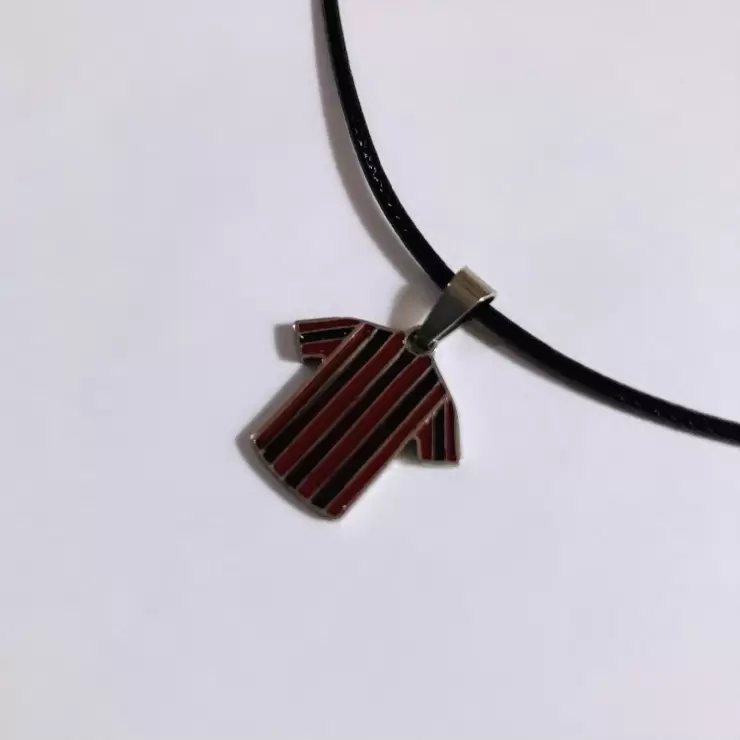 Ciondolo charm maglia rosso nera in acciaio personalizzabile 