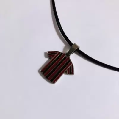 Ciondolo charm maglia rosso nera in acciaio personalizzabile  