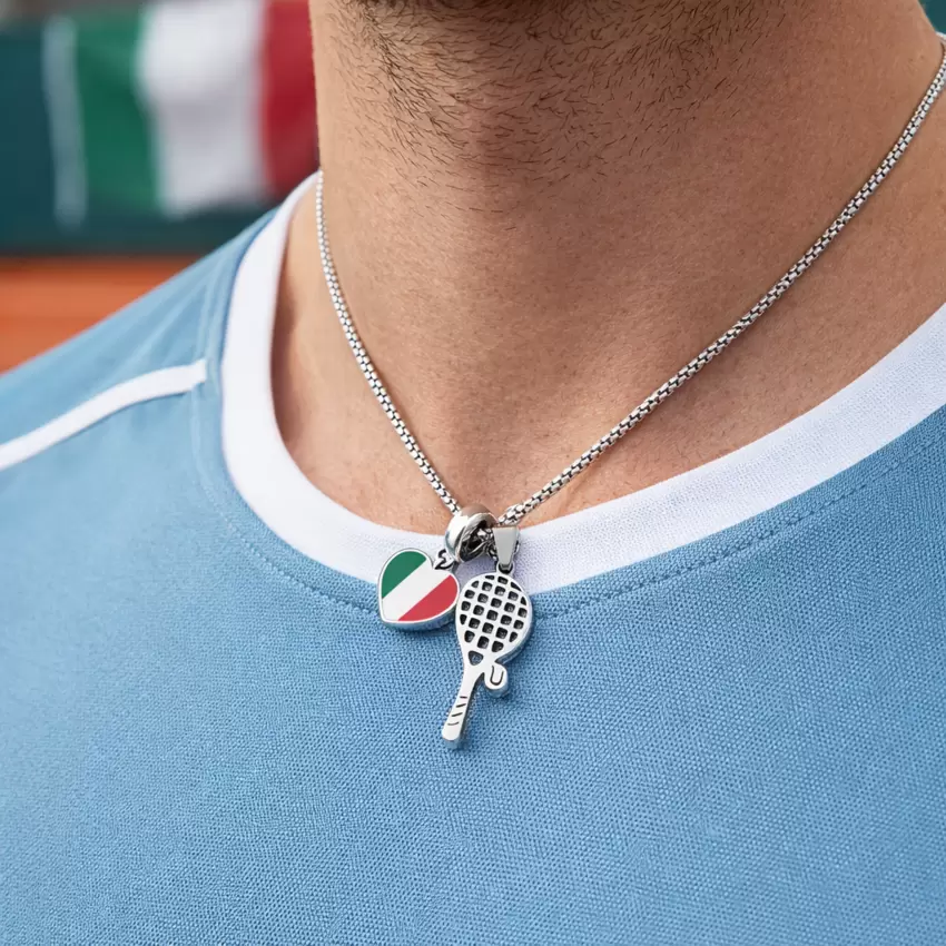 Stahlkette mit Anhängern 'Tennis Italien ist mit Herz dabei'.  