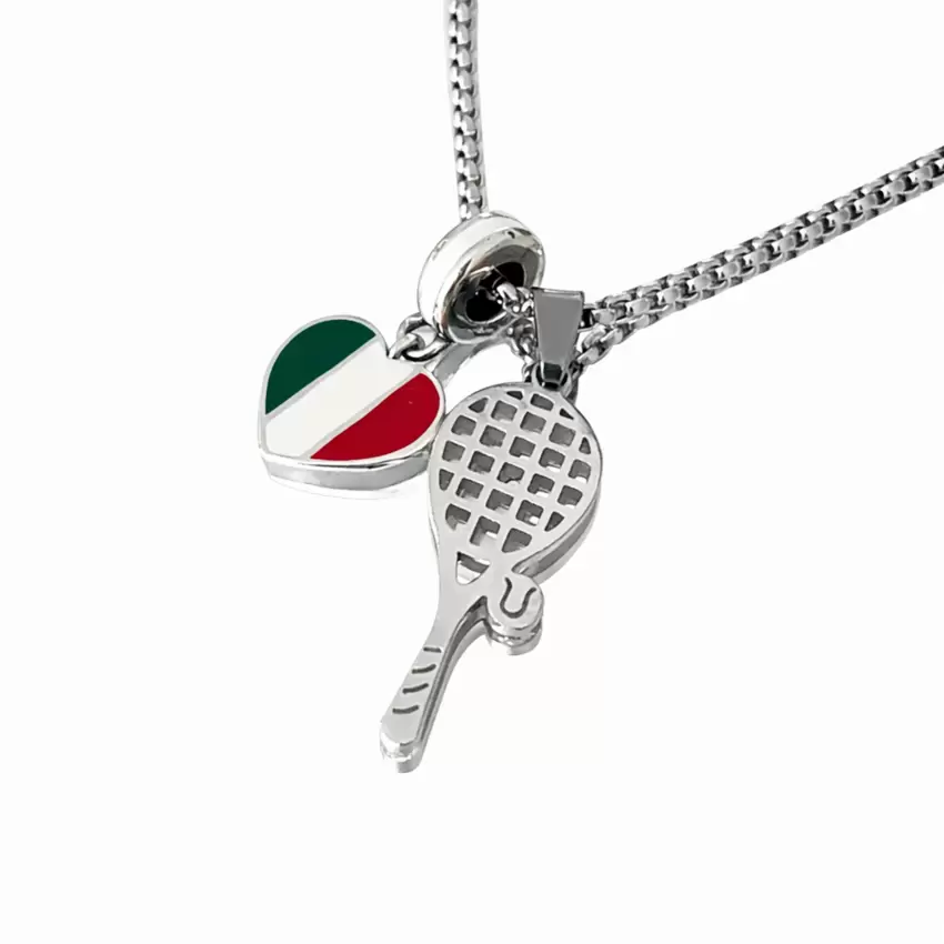 Stahlkette mit Anhängern 'Tennis Italien ist mit Herz dabei'.  