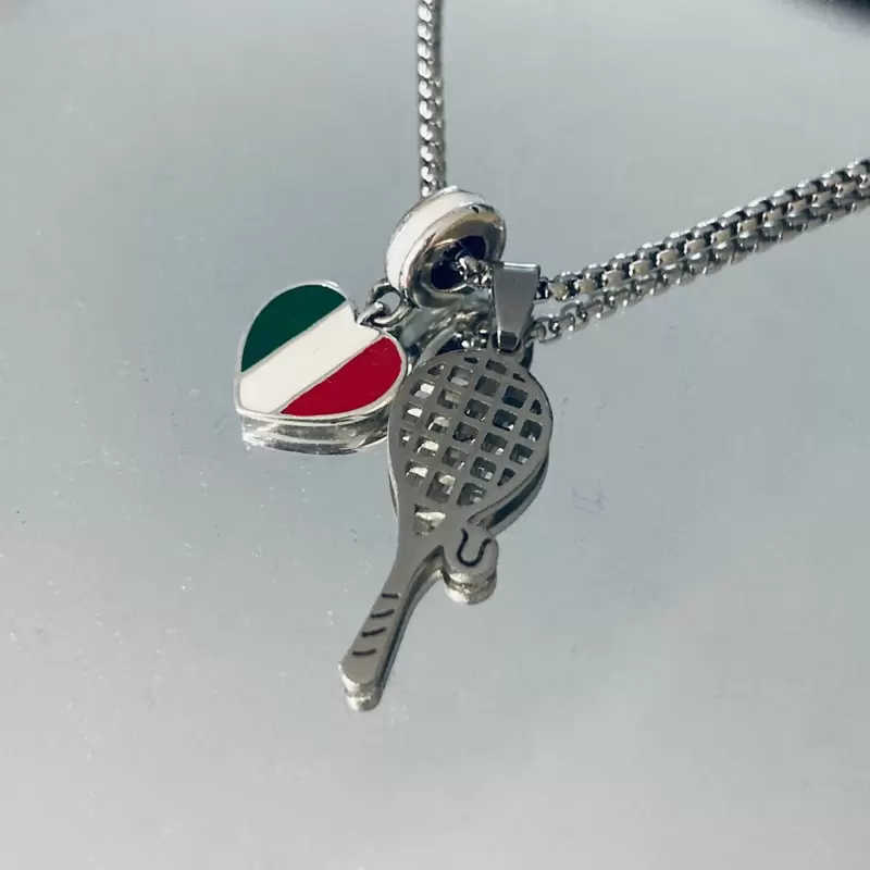 Collana con charms "L'Italia del tennis ci mette il cuore" in acciaio