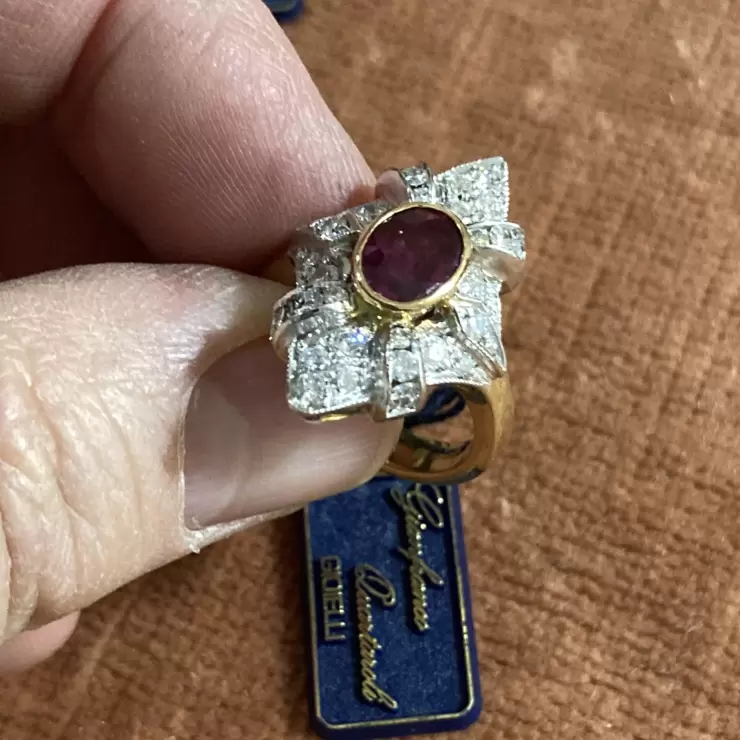 Anello in oro 750 con rubino tailandese naturale e diamanti