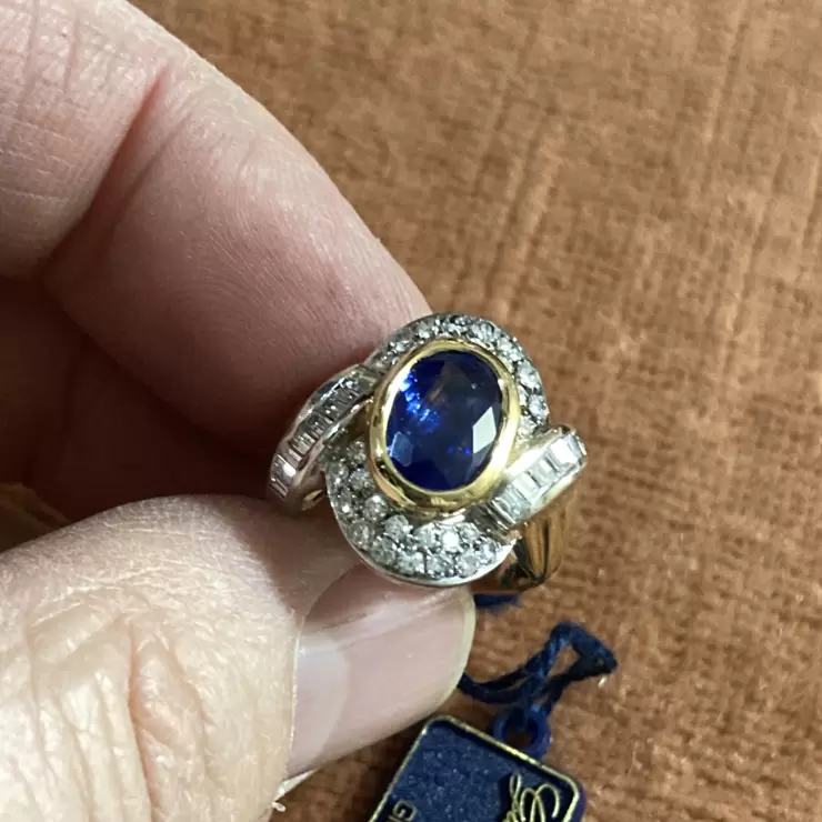 Anello in oro 750 con zaffiro Ceylon naturale e diamanti
