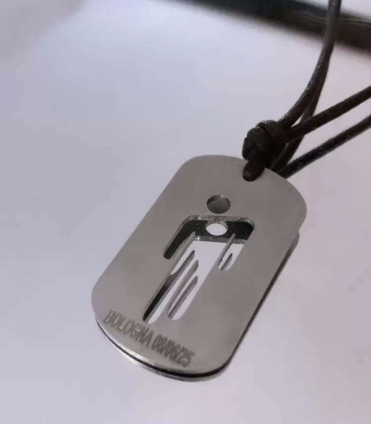 Collana con piastrina Blohsh traforata in acciaio e cordino colorato a scelta  