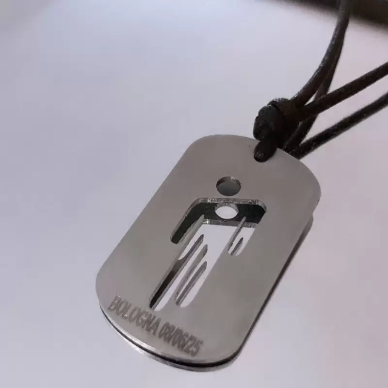 Collana con piastrina Blohsh traforata in acciaio e cordino colorato a scelta