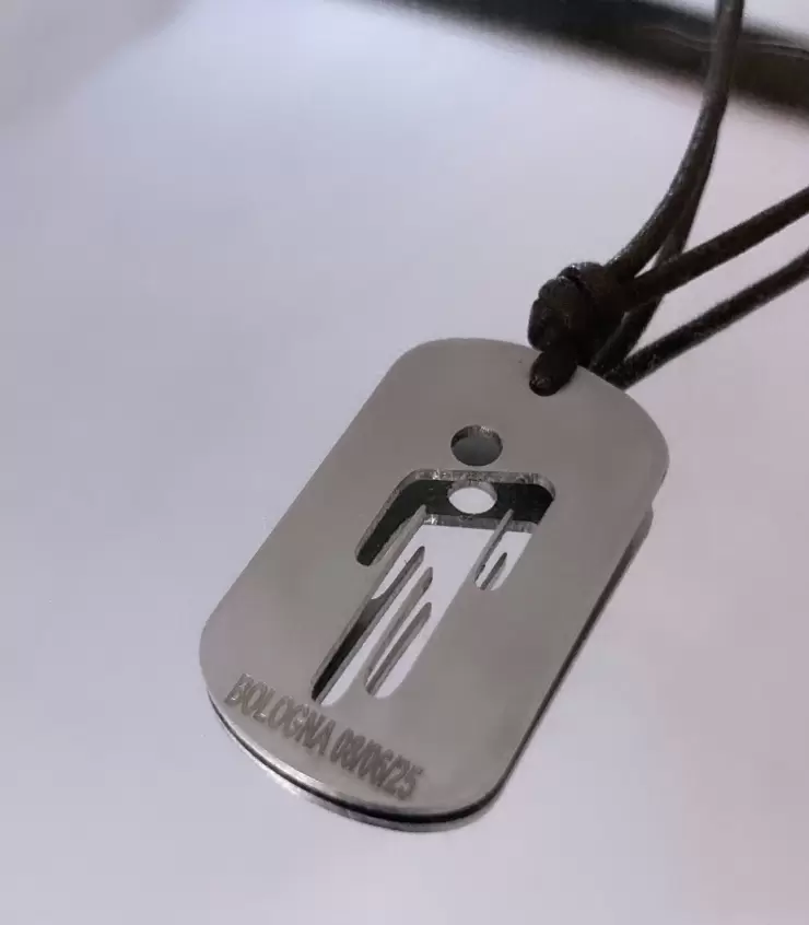 Collana con piastrina Blohsh traforata in acciaio e cordino colorato a scelta