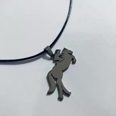 Ciondolo fantino a cavallo in acciaio personalizzabile 