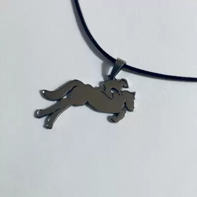 Ciondolo fantino a cavallo in acciaio personalizzabile 