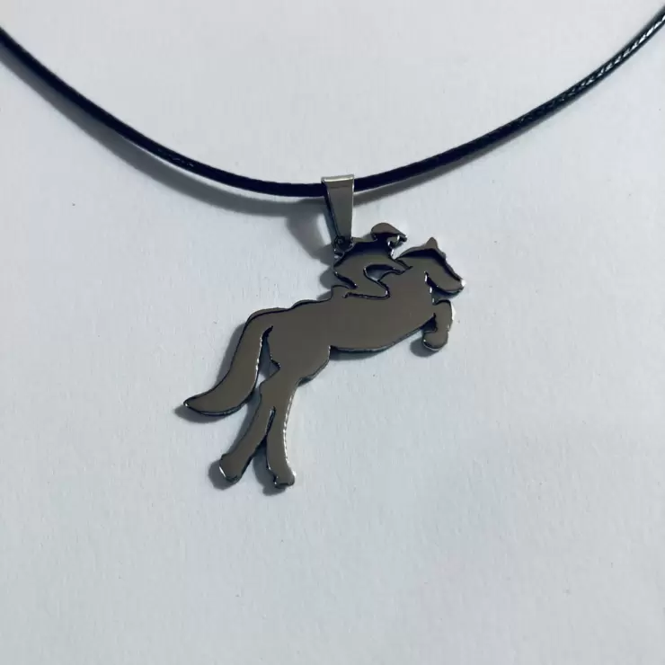 Ciondolo fantino a cavallo in acciaio personalizzabile