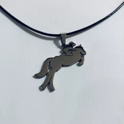 Ciondolo fantino a cavallo in acciaio personalizzabile 