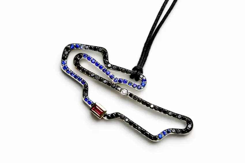 Pingente do circuito de Mugello em ouro 750, safiras e diamantes negros  