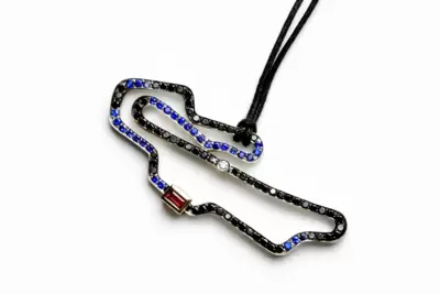 Pingente do circuito de Mugello em ouro 750, safiras e diamantes negros 