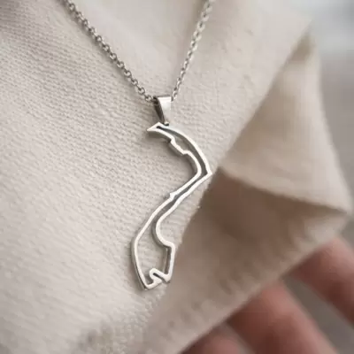 Pendentif circuit Monte Carlo avec chaîne en acier 