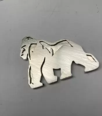 Gorilla-Anhänger aus 18kt Gold, violette Emaille, diamantgefasste MK-Initialen 