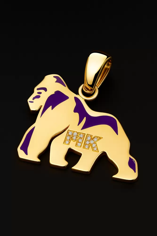 Pendente gorila em ouro de 18 quilates, esmalte violeta, iniciais MK cravejadas de diamantes  
