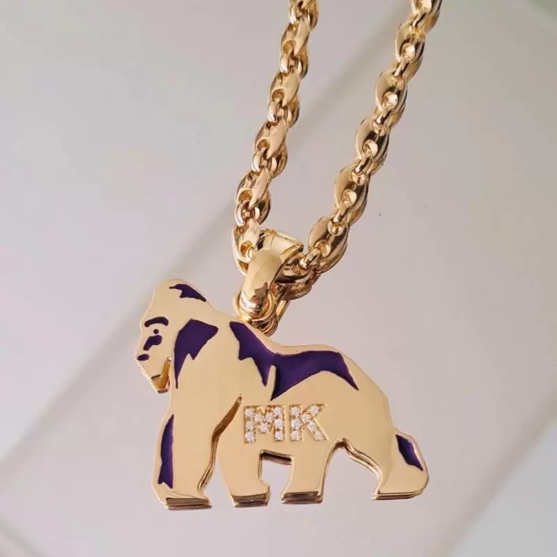 Ciondolo gorilla in oro 18kt,smalto viola,iniziali MK incastonate di diamanti