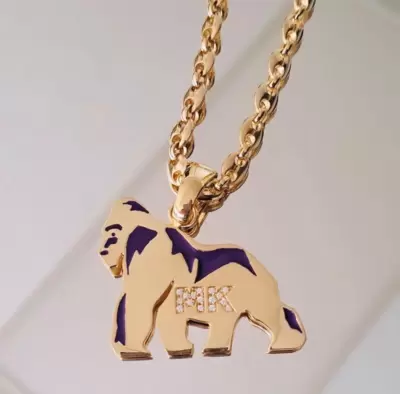 Gorilla-Anhänger aus 18kt Gold, violette Emaille, diamantgefasste MK-Initialen 