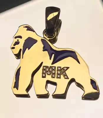 Gorilla-Anhänger aus 750er Gelbgold, schwarzes Emaille, MK-Initialen in Diamantbesatz 