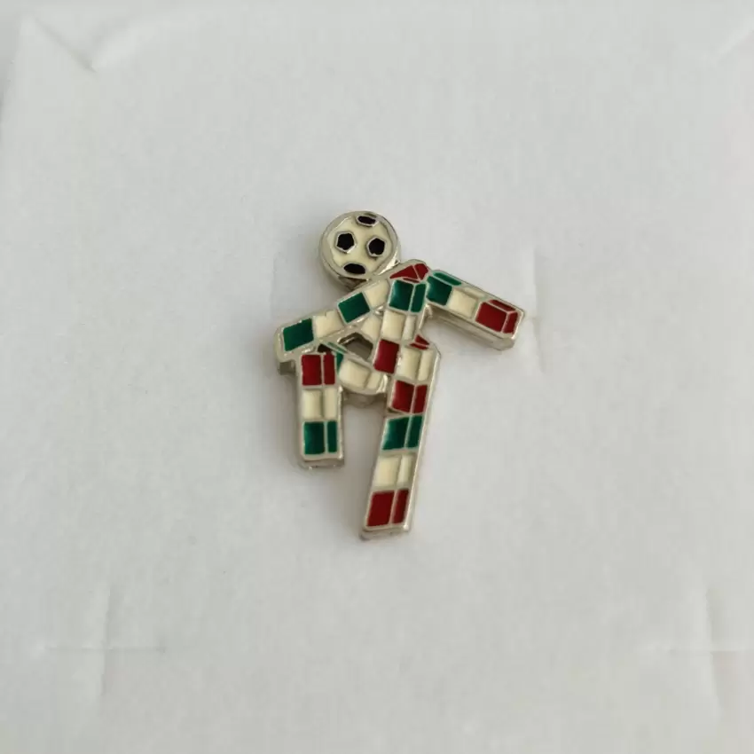 Spilla originale mascotte CIAO ITALIA 90 color argento   