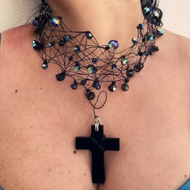 Collana choker con croce di legno