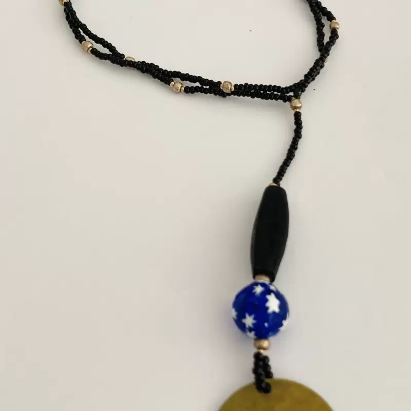 Collana con medaglia in ottone con murrina blu,stelle bianche,perline Rocailles