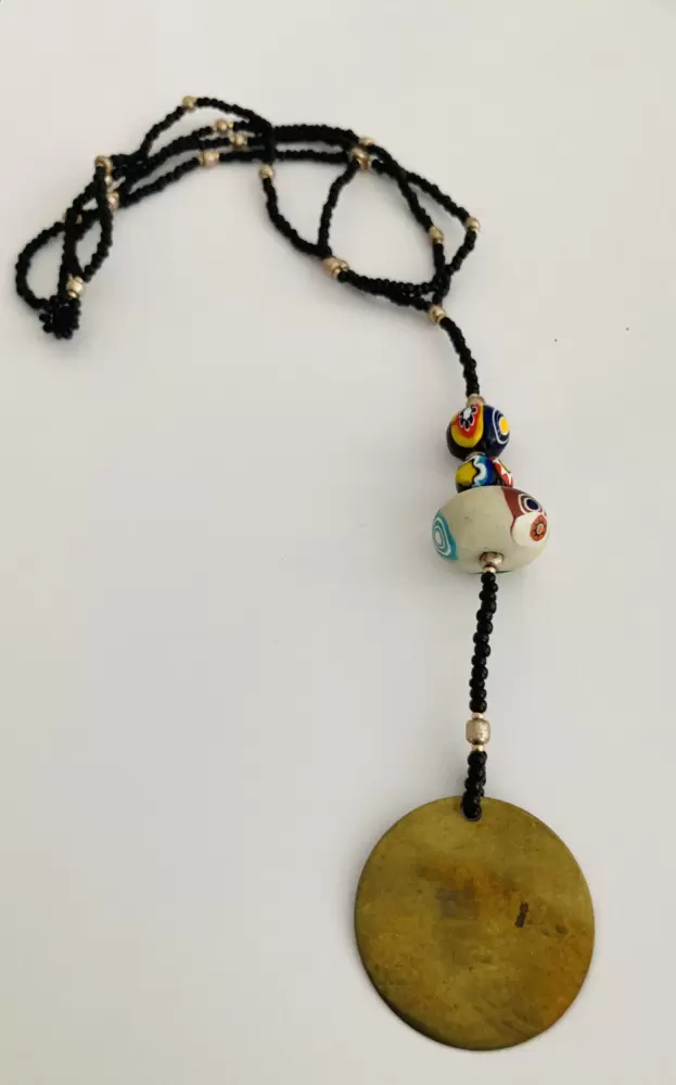 Collana con medaglia in ottone con murrine bianche  e nere,perline Rocailles  