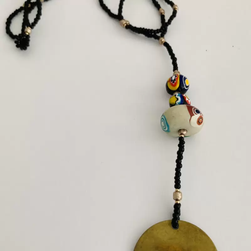 Collana con medaglia in ottone con murrine bianche  e nere,perline Rocailles