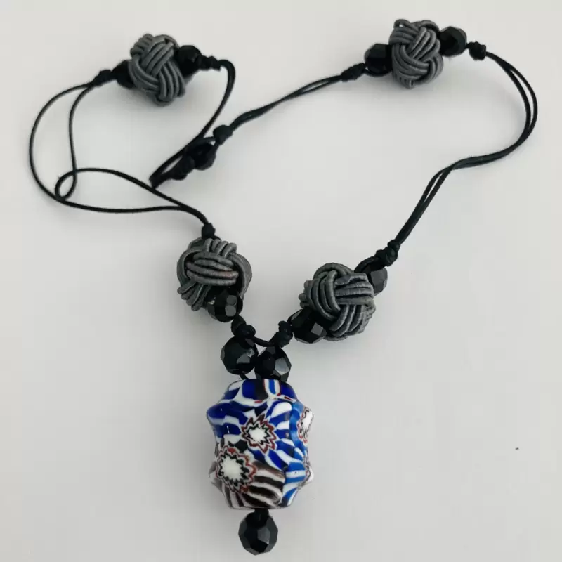 Collana con cristallo nero,murrina multicolor nodi pugno di scimmia in rayon