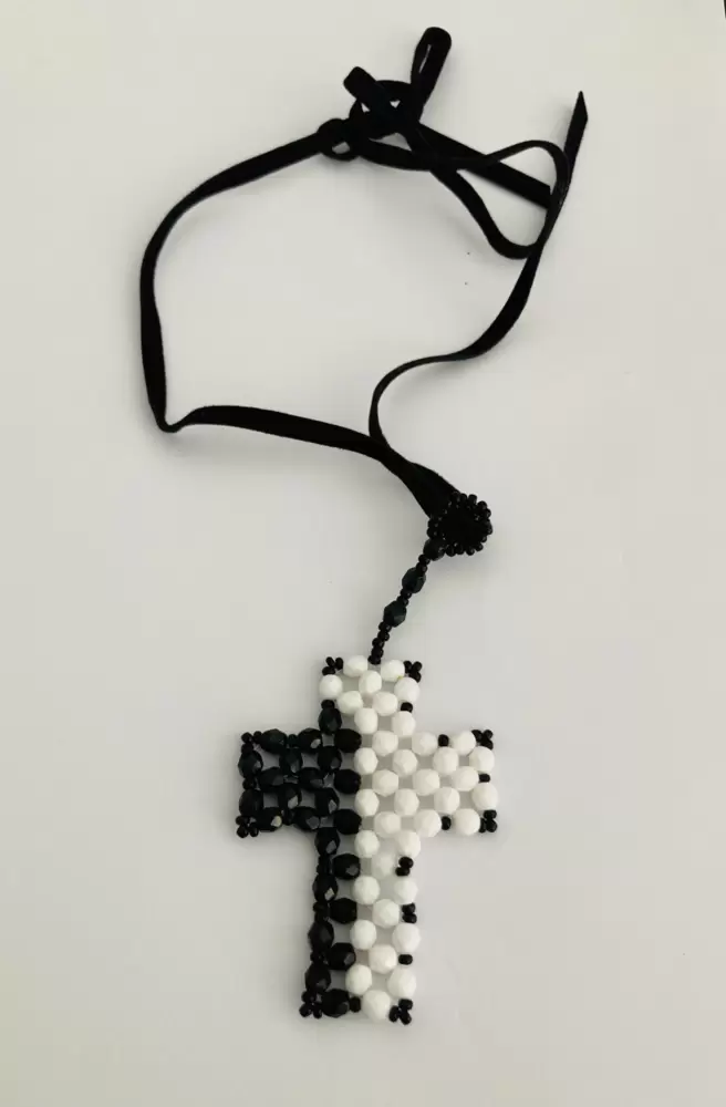 Croce piatta perline Rocailles bianche e nere   