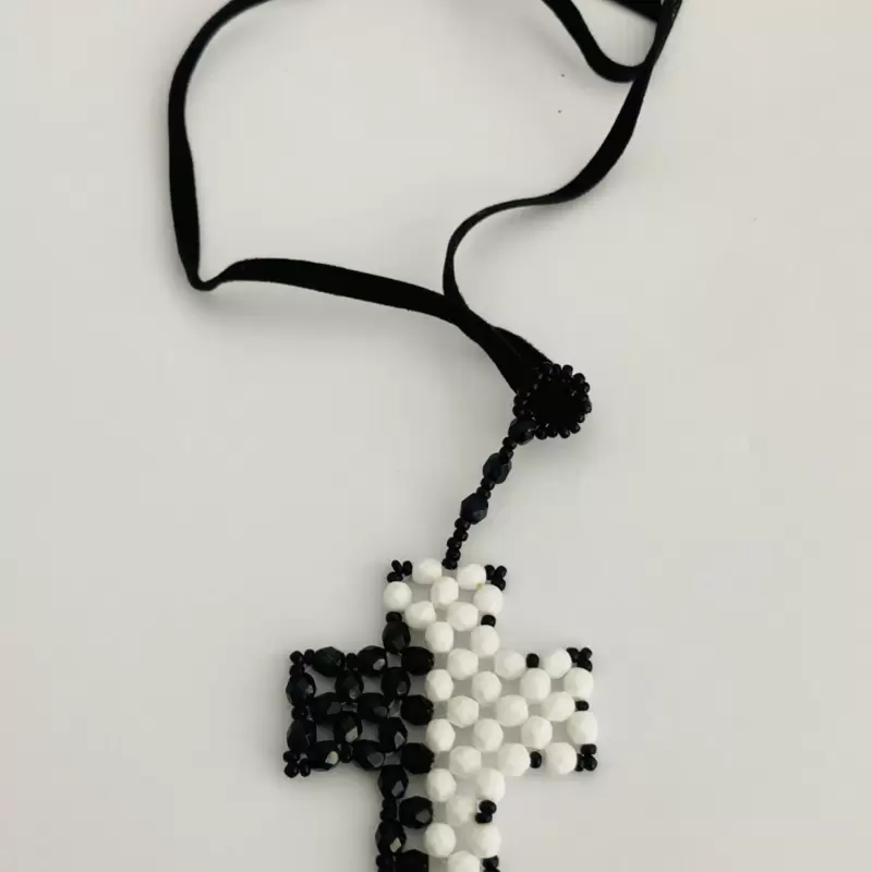 Croce piatta perline Rocailles bianche e nere 