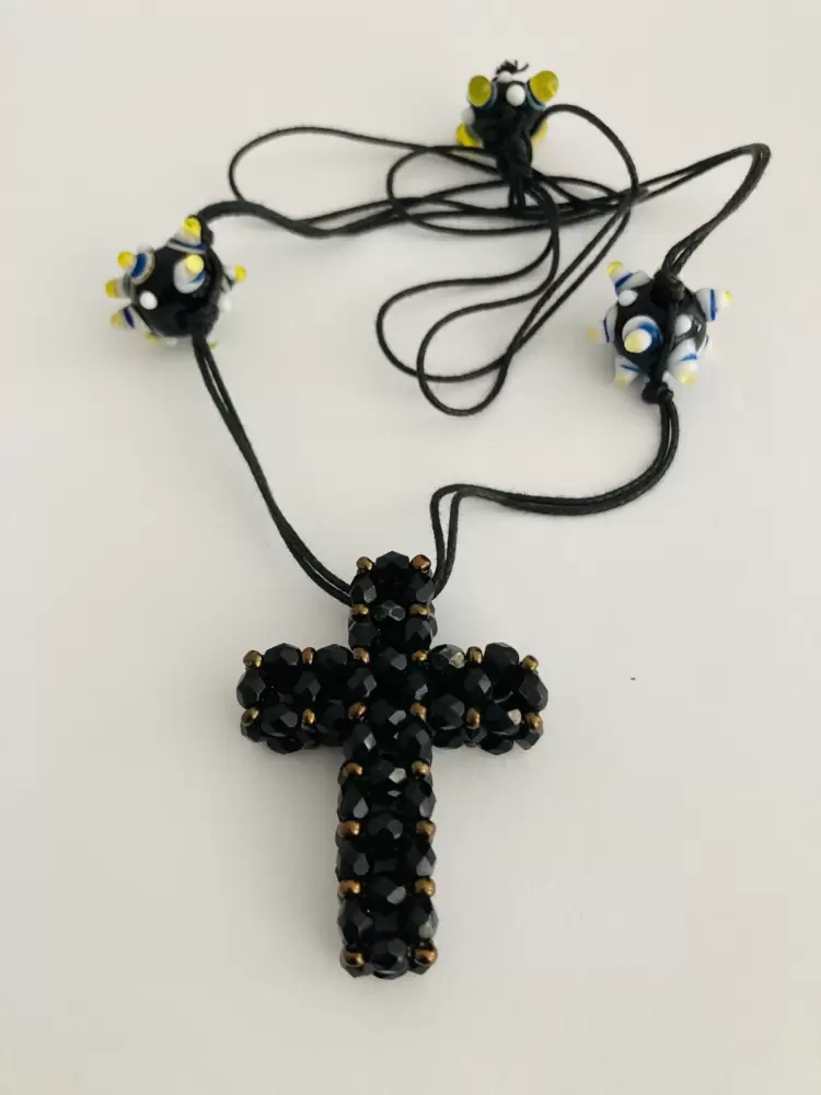 Collana con croce tridimensionale in cristallo nero e Rocailles color rame  