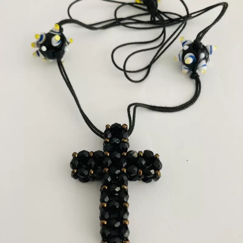 Collana con croce tridimensionale in cristallo nero e Rocailles color rame