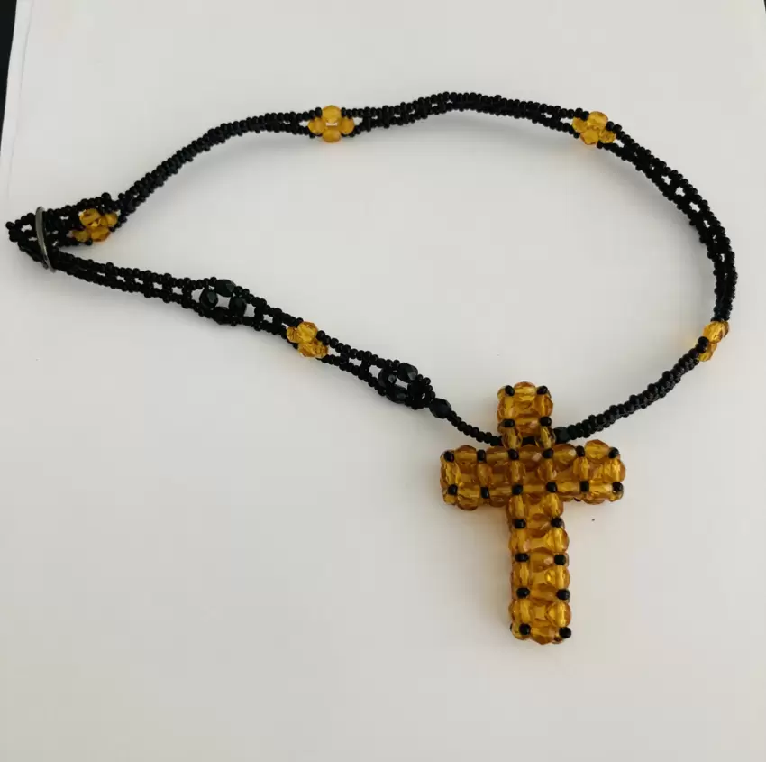 Collar gargantilla con topacio tridimensional y cruz de cristal negro  