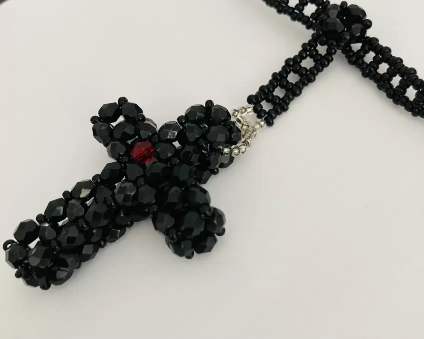 Collana choker cristallo nero con particolare rosso  