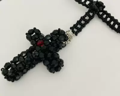 Collana choker cristallo nero con particolare rosso 