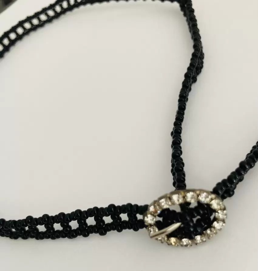 Collana choker cristallo nero con particolare rosso  